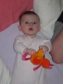 Elya avec sa peluche et dans son parc - 001 * 576 x 768 * (38KB)